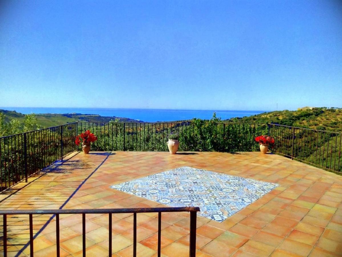Villa Immersa In Oliveto Vista Mare Шакка Екстер'єр фото
